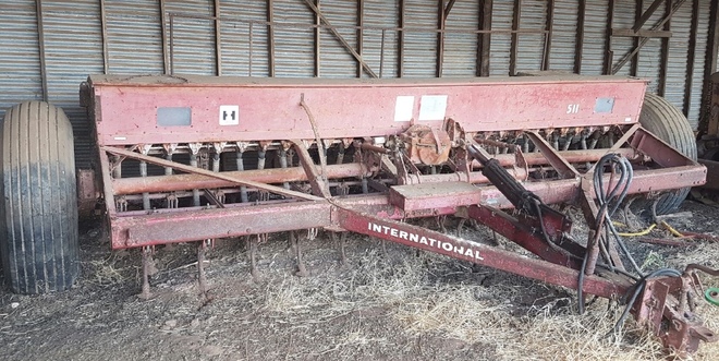 International 511 Combine 28 Row