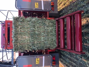 Oaten Hay: Bale baron packs