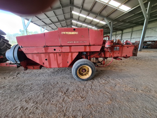 New Holland Hayliner 417 Baler