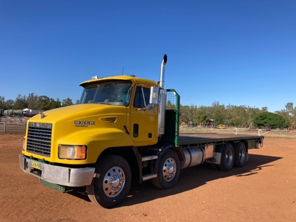 2004 Mack Metro-Liner With 2x1 Dickerson Stock Crate