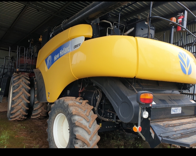 2009 New Holland 9070 Header