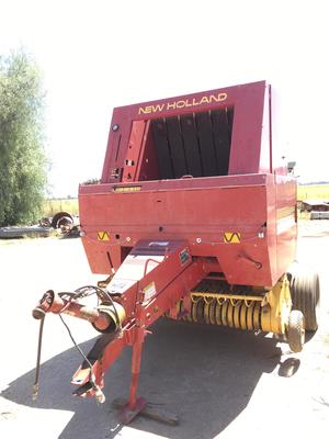New Holland 650 Round Baler