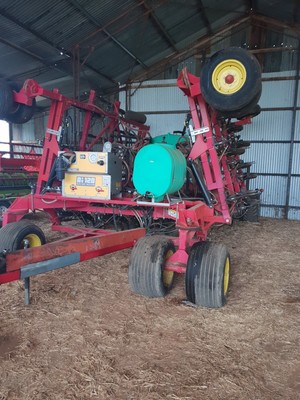 2010 SH 915 Vaderstad Seed Hawk with a Flexicoil 1720 Aircart