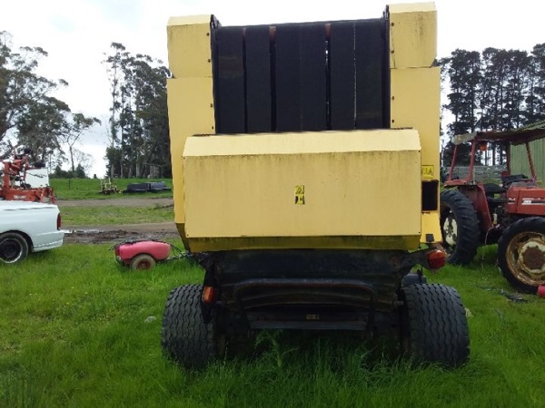 New Holland BR750A Round Baler 