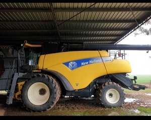 2009 New Holland 9070 Header