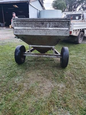 Trail sheep feeder