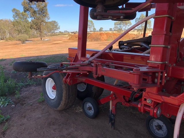 Morris C2 Contour 2015 18mtr seeder and 2016 Morris 9550 3 bin tow behind air cart  