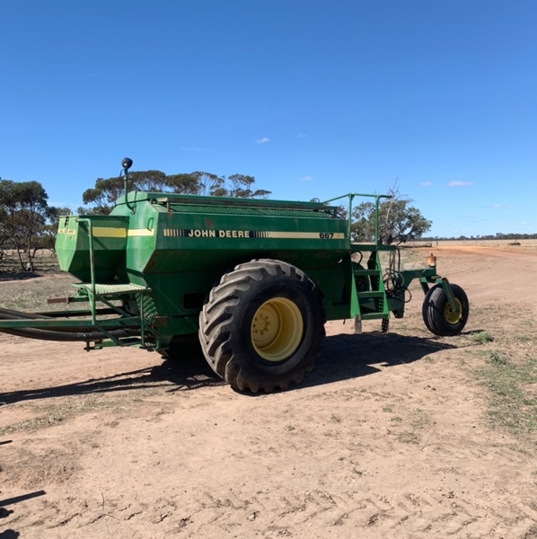 John deere 1610 bar & 667 air seeder bin