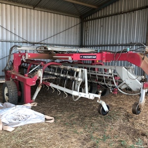 Twinstar roller bar rake 2012,excellent condition 