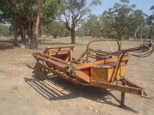 Ezy feeder, round bale feedout machine