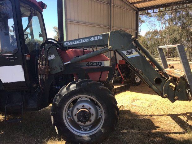 1997 Case IH 4230 with Quicke 415 FEL