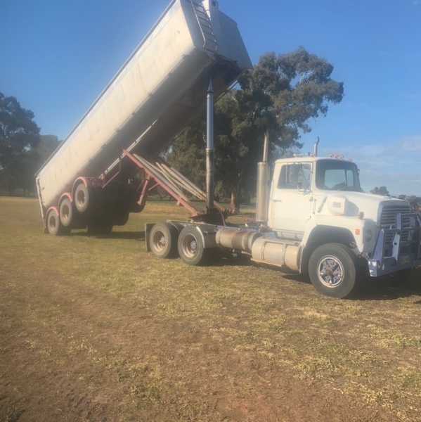Ford Louie Int 9000 Prime Mover