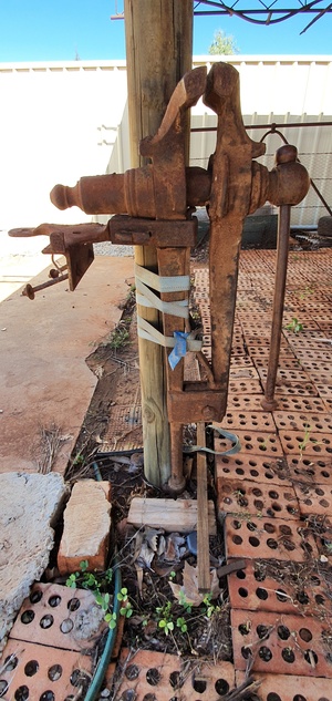 Workshop tools - Vintage Leg Vice - works well 