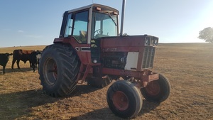 International 886 Tractor