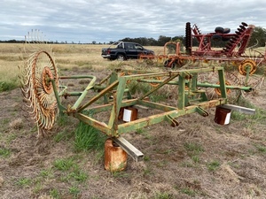 10 Wheel V rake