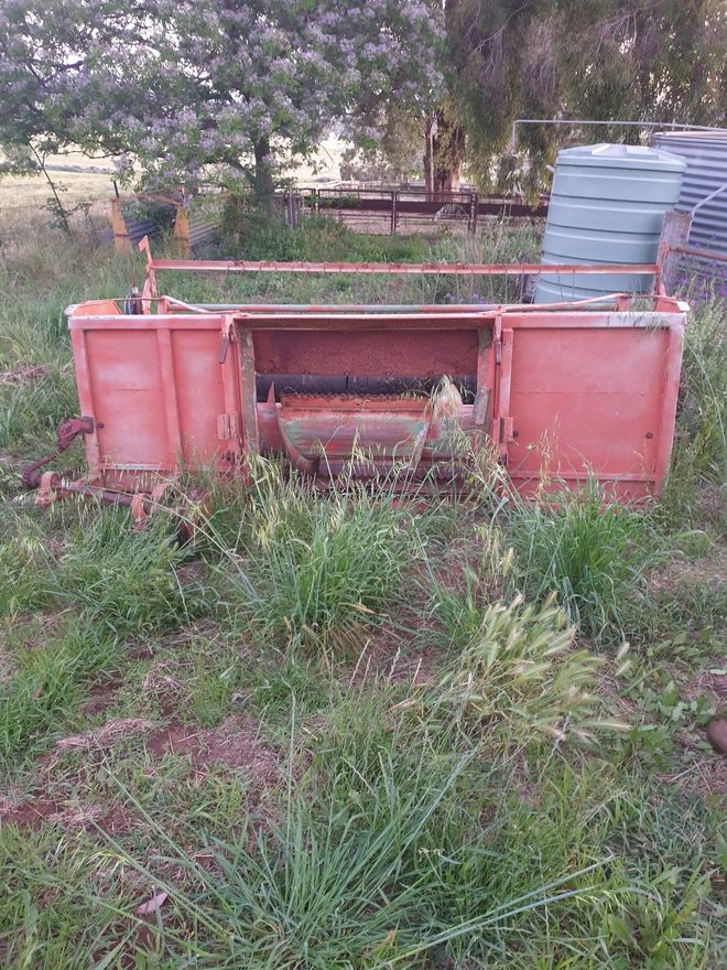 Under Auction - Canola/Pea Header Front - 2% Buyers Premium On All Lots 