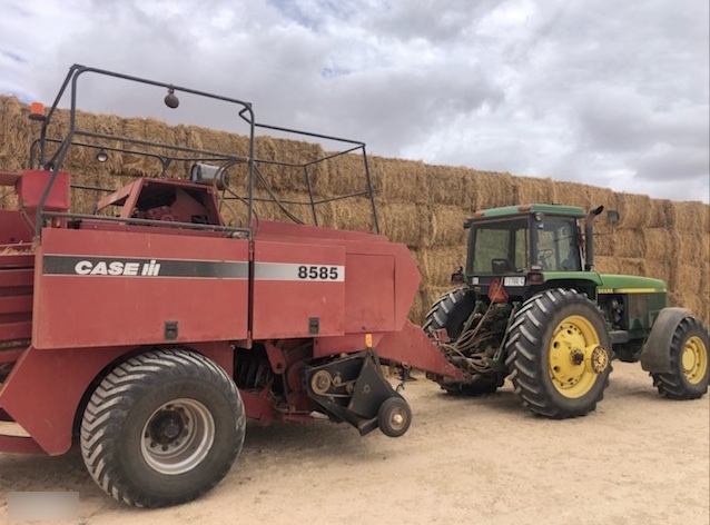 Case 8585 - Massey 187 Square Baler 