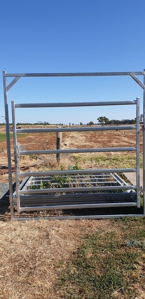 New Cattle/Horse Yard Gate