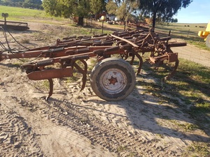 International 211 25 Tyne Scarifier