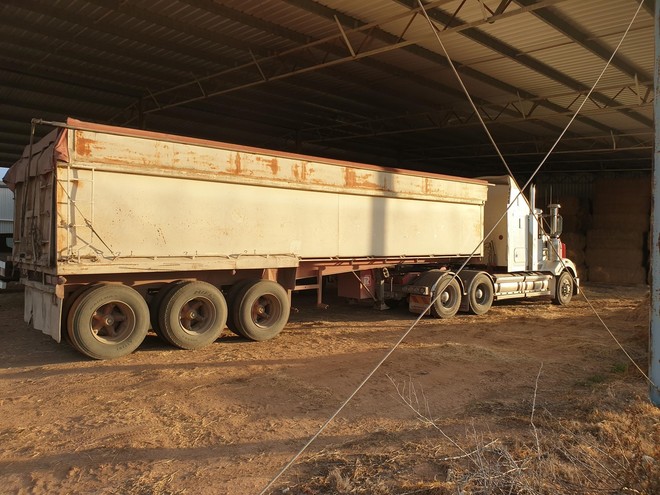 Kenworth 2009 SAR T408, Tri Axle Tipping Trailer & Tri Axle Tautliner 