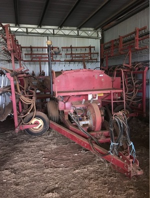 New Holland Alfarm Airseeder