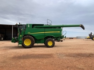 2017 John Deere S680 and 640FD