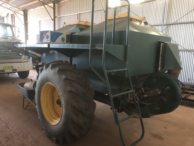 Simplicty TT2 4000 Air Cart with Small Seeds Box