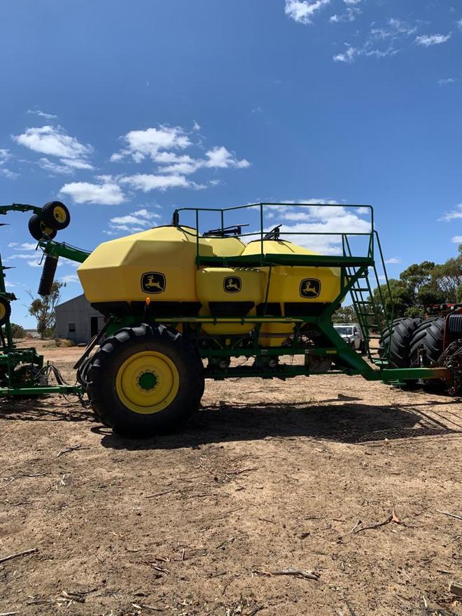 2014 John Deere 1910 Air Cart and 1830 Seeding Bar