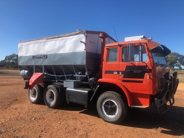 (A141) - International Acco 2050A Grouper Truck