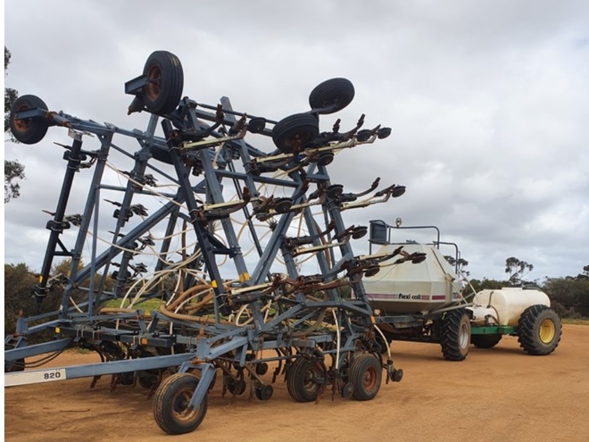 Flexicoil 820 Airseeder + Flexicoil 1110 Air Cart + Liquid Cart