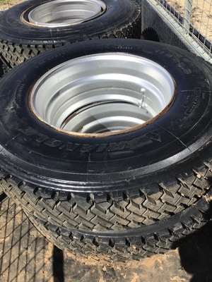 11R-22.5 Bandag Recap on rim