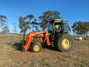 John Deere 3130 tractor with loader 