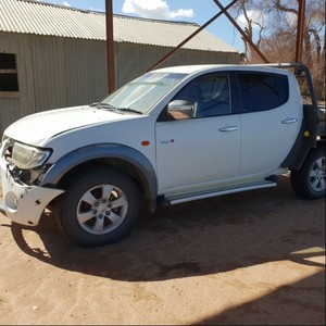 White Mitsubishi Triton for parts