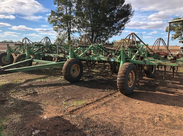 Smale 40ft airseeder + 5700 litre Simplicity aircart