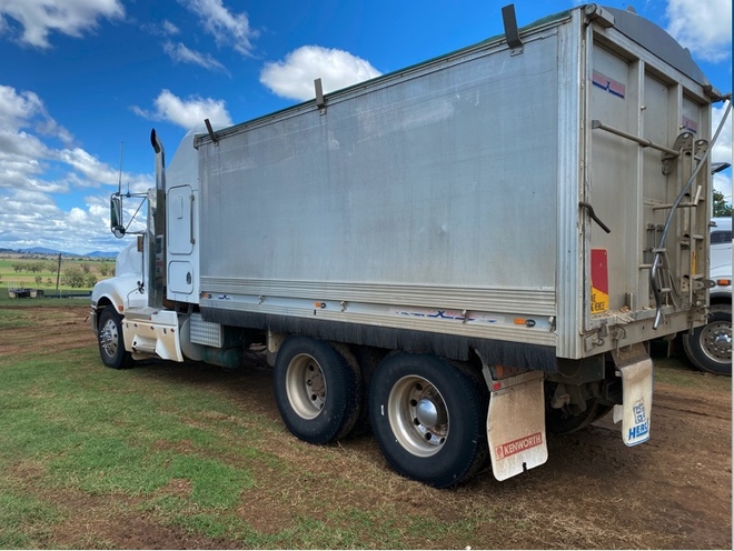 Under Auction - 2004 Kenworth 404 Truck with Hamelex Bin and Dog - 2% Buyers Premium On All Lots