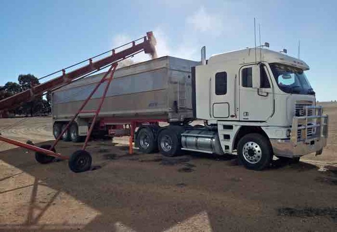 2002 Freightliner Argosy, Cummins Gen2 ISX With Byrne 36'x7' TOA tipper