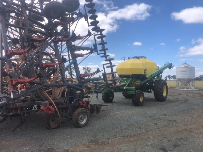 41ft Flexi Coil 820 Seeder Bar with 2006 John Deere 1910 2 Bin 13000L Air Cart