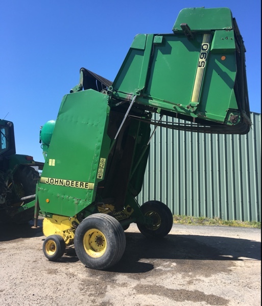 John Deere 590 Round Baler 