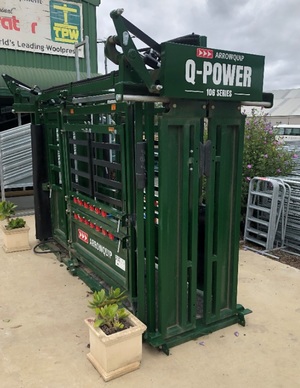 ARROWQUIP Hydraulic Cattle Crush