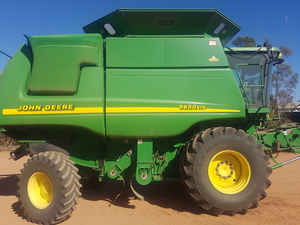 John Deere 9650 with MacDon 973 Front