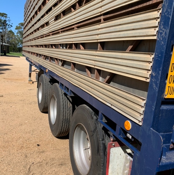 1993 BEAR 2 Deck Cattle Crate