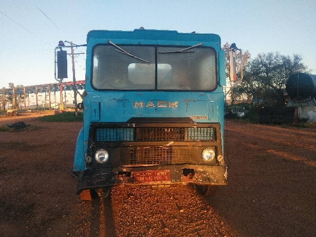 Mack 8 Wheeler Tipper