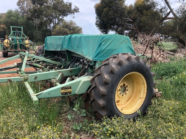 21ft John Deere / Chamberlain Combine