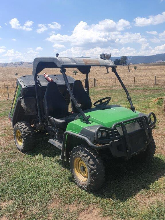 John Deere Gator 825i