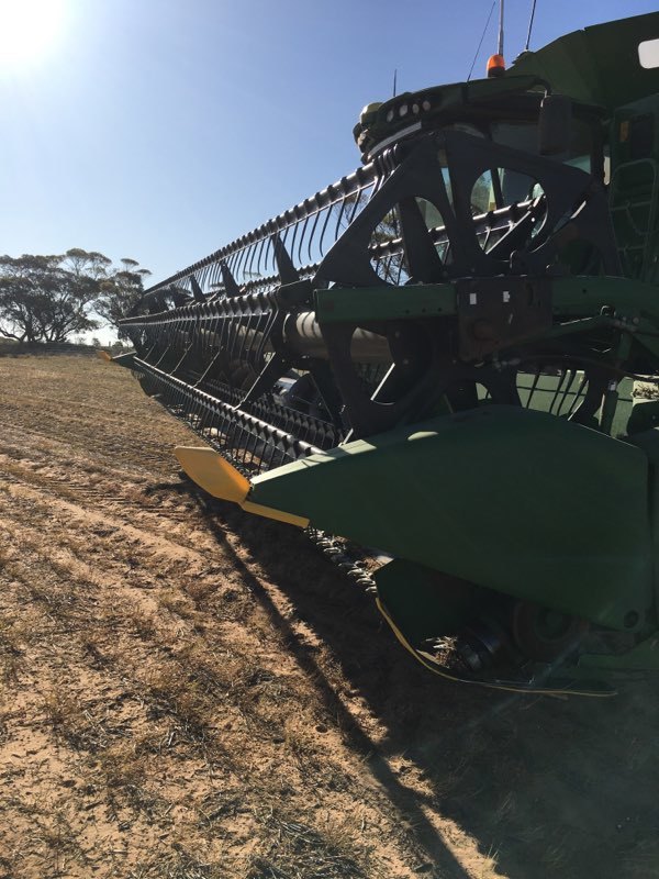 John Deere 630F Flex Front with Comb Trailer