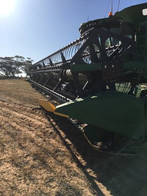 John Deere 630F Flex Front with Comb Trailer
