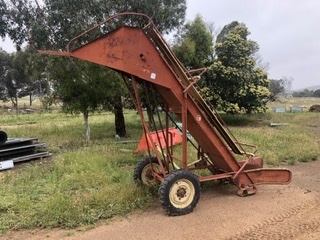 Bale elevator 