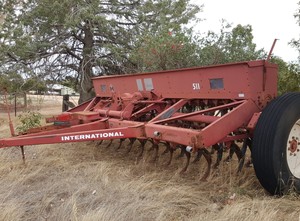 International 511 Combine 24 run Seeder