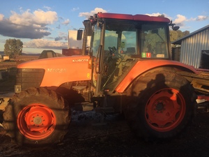 Kubota M105X tractor 