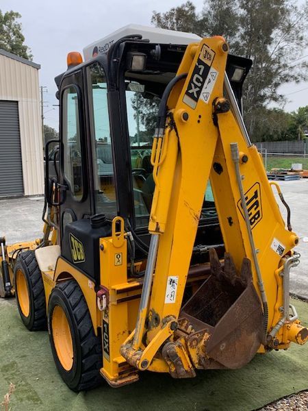 JCB 1cx Skidsteer backhoe loader, with 4in 1 front quickhitch bucket